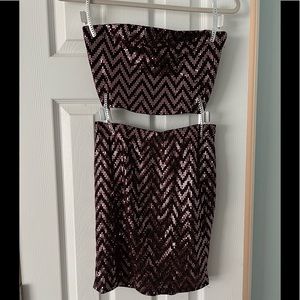 Size M black/red crop top set.  Video to show how the colors shimmer. So pretty